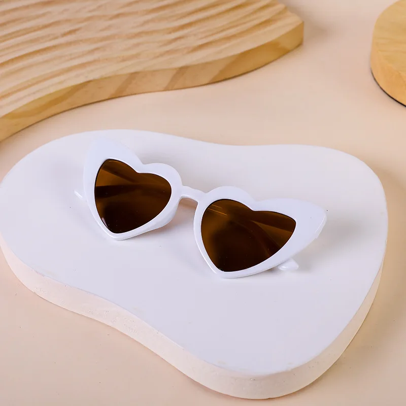 Lunettes de soleil forme de coeur - Image 5