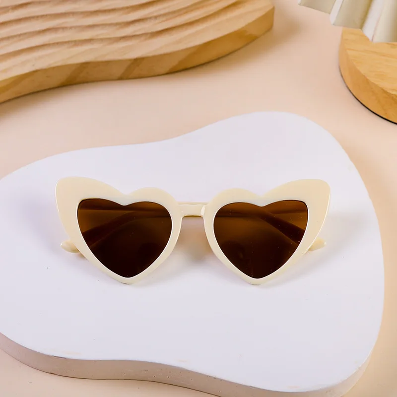 Lunettes de soleil forme de coeur - Image 8